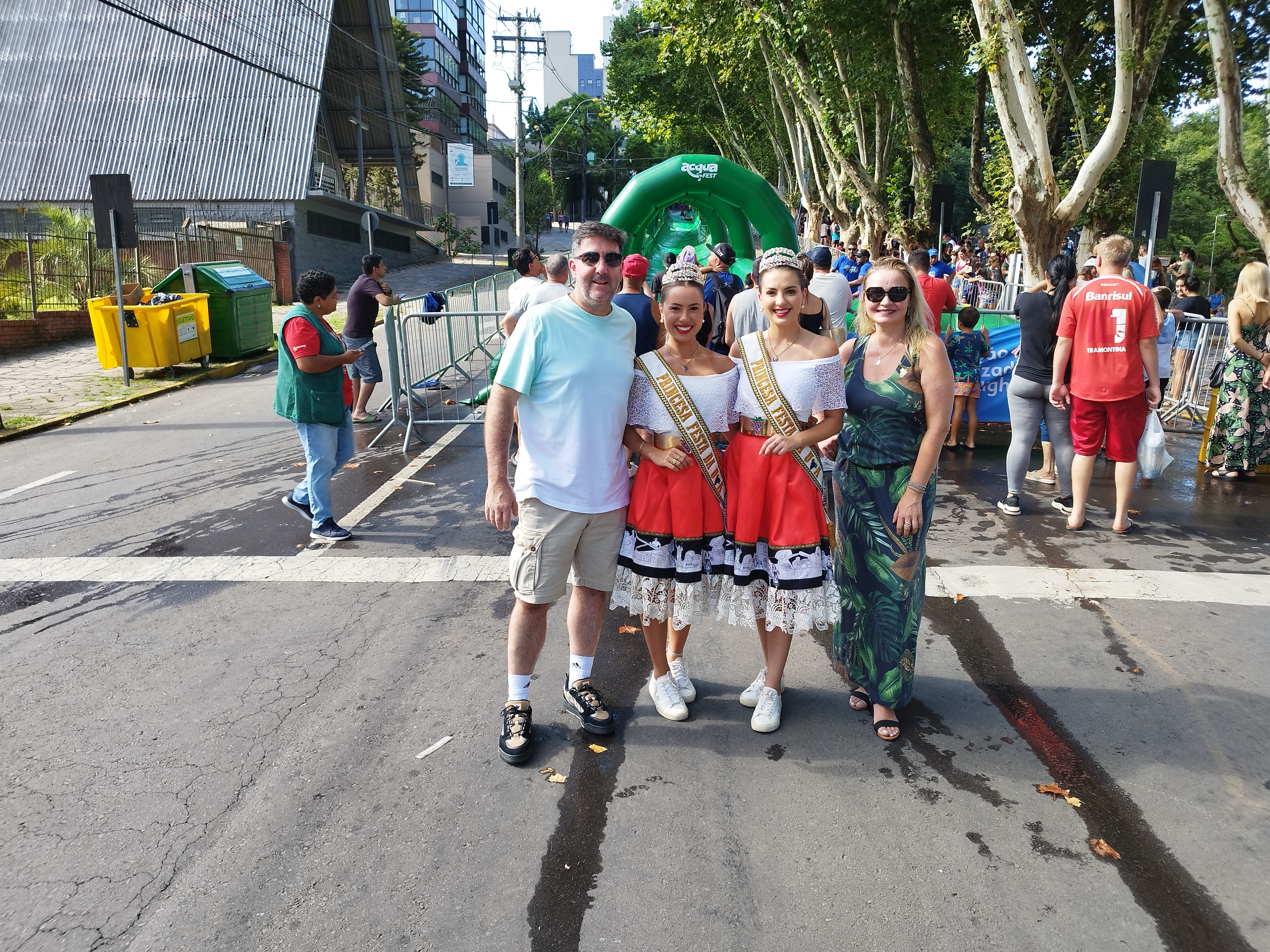 Fernando Bertotto, Eduarda Ruzzarin Menezes, Letícia de Carvalho e Carla Pezzi divulgam a Festa das Colheitas no Aqcua Fest, em Caxias do Sul - Crédito Matheus Teodoro-1739049517.jpg